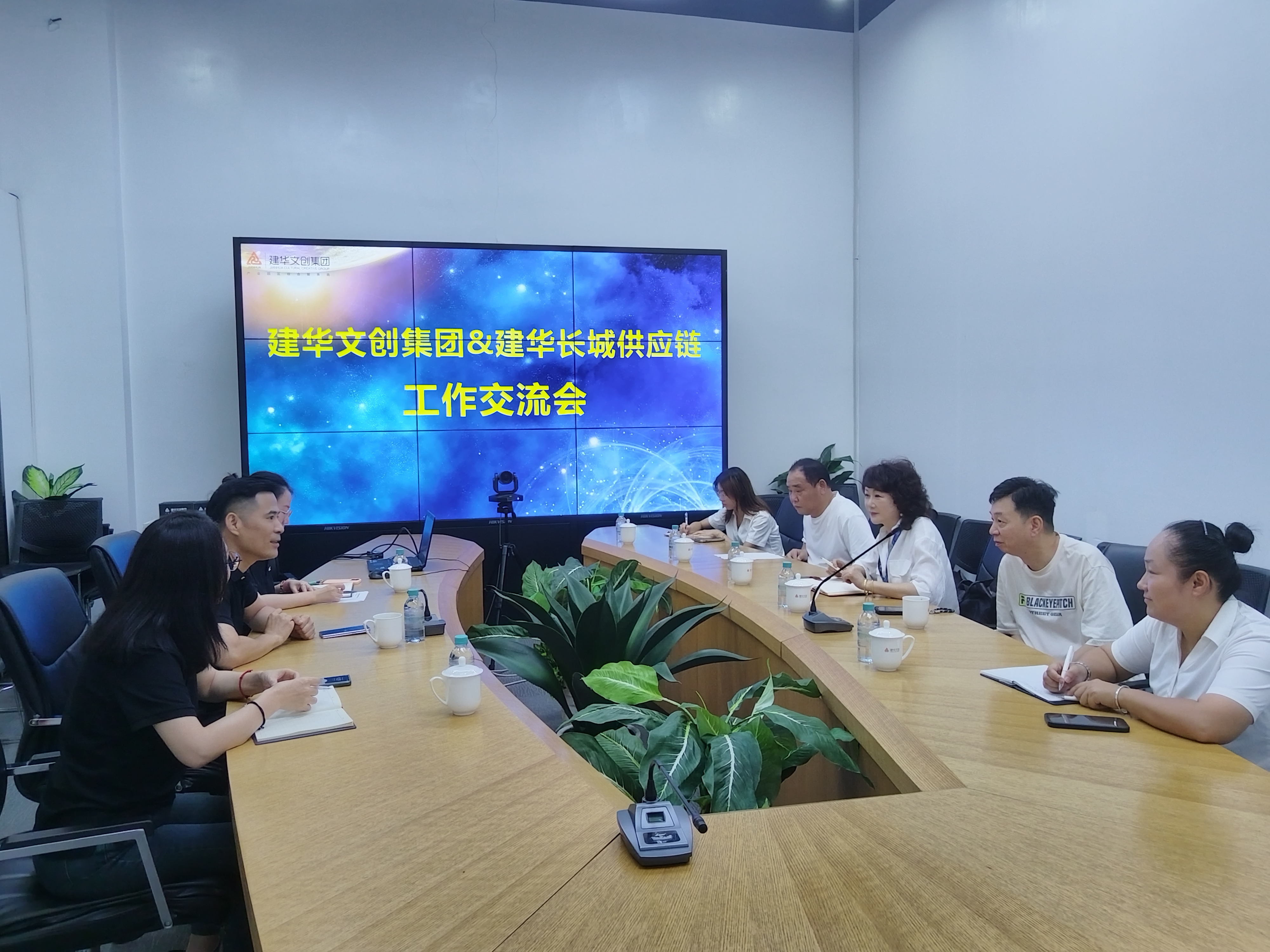 Z6尊龙凯时文创集团与Z6尊龙凯时长城机电公司举行工作交流会