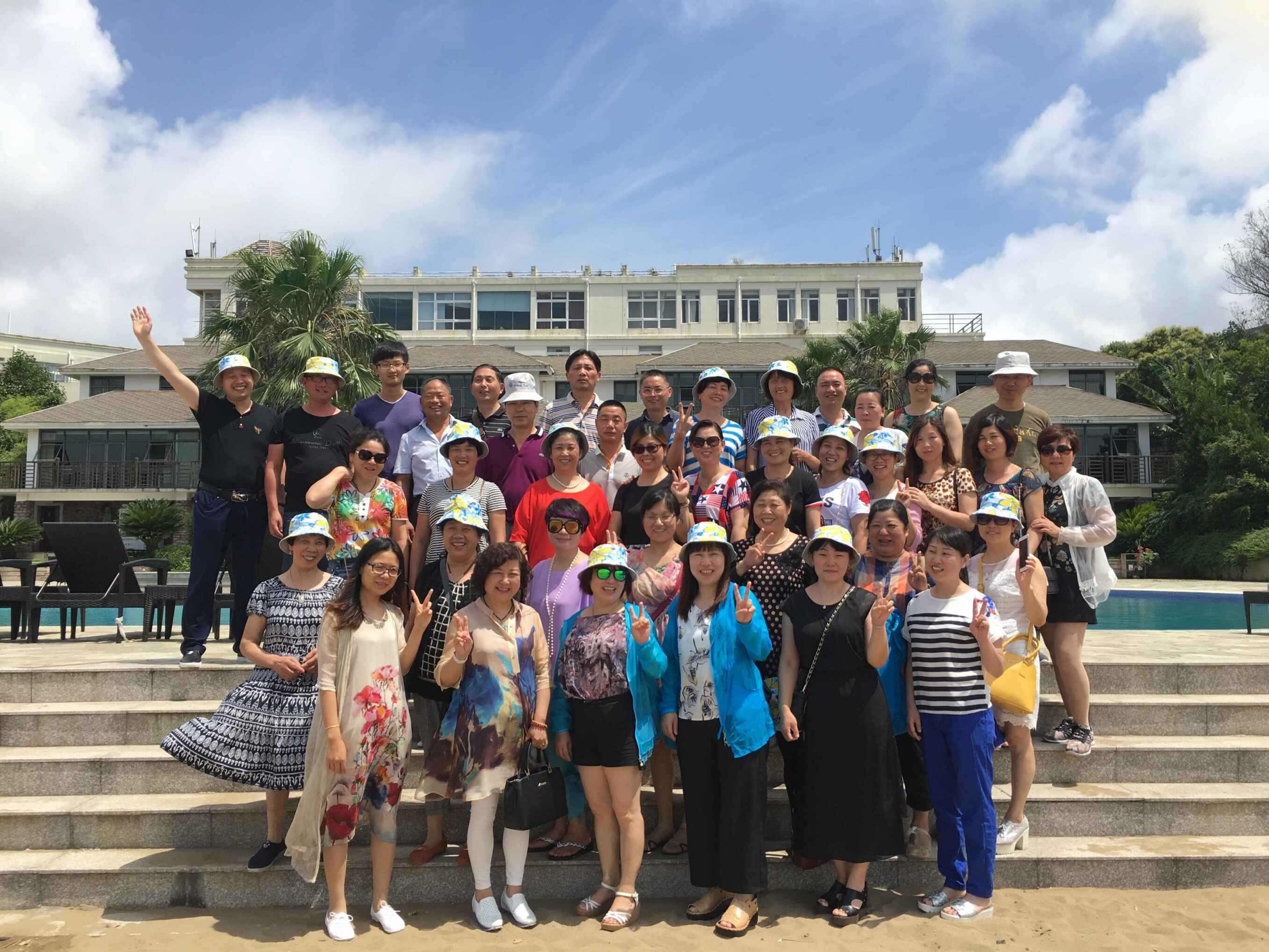 Z6尊龙凯时市场2016年商户旅游圆满画上句号