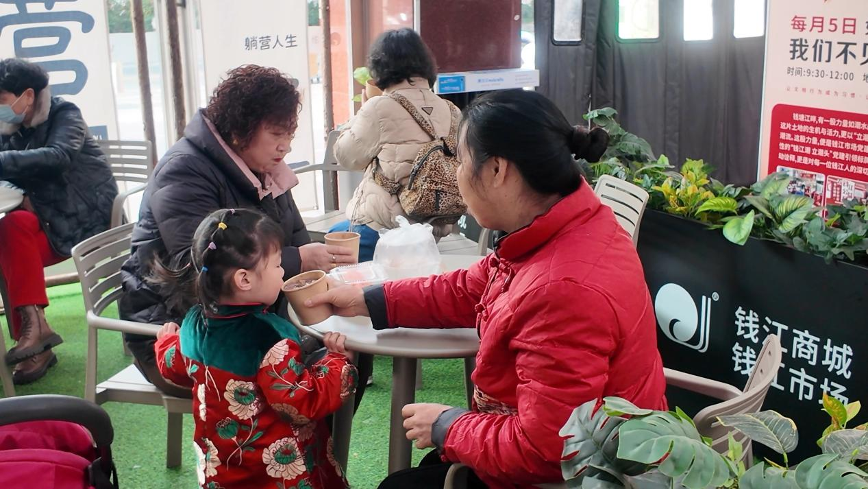 钱江商城腊八送暖，，，，，，情满杭城