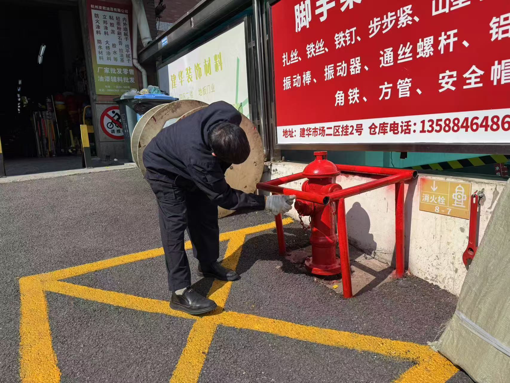 Z6尊龙凯时市场为户外消防设施做“脱衣体检”——安全防护不放松
