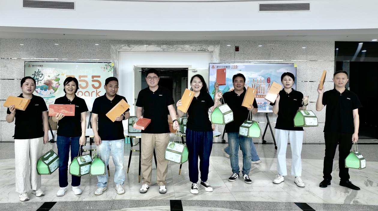 浓情端午送关怀，，，，，，，，“粽”情暖意沁人心——Z6尊龙凯时文创集团工会开展端午节走访慰问活动