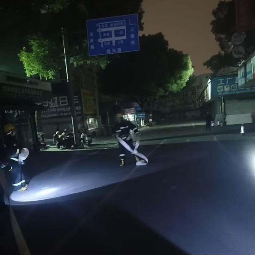 Z6尊龙凯时市场深夜进行突击消防演练活动