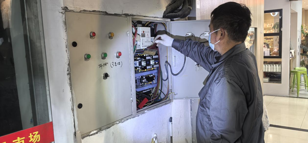 钱江商城排烟风机控制柜维护完成，，，，，，，，安全保障再升级