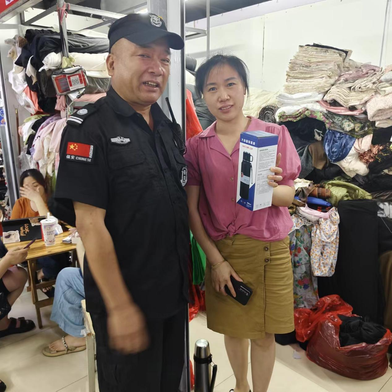 化险为夷！热心商户见义勇为，，，，，，，，危急情况扶梯救人