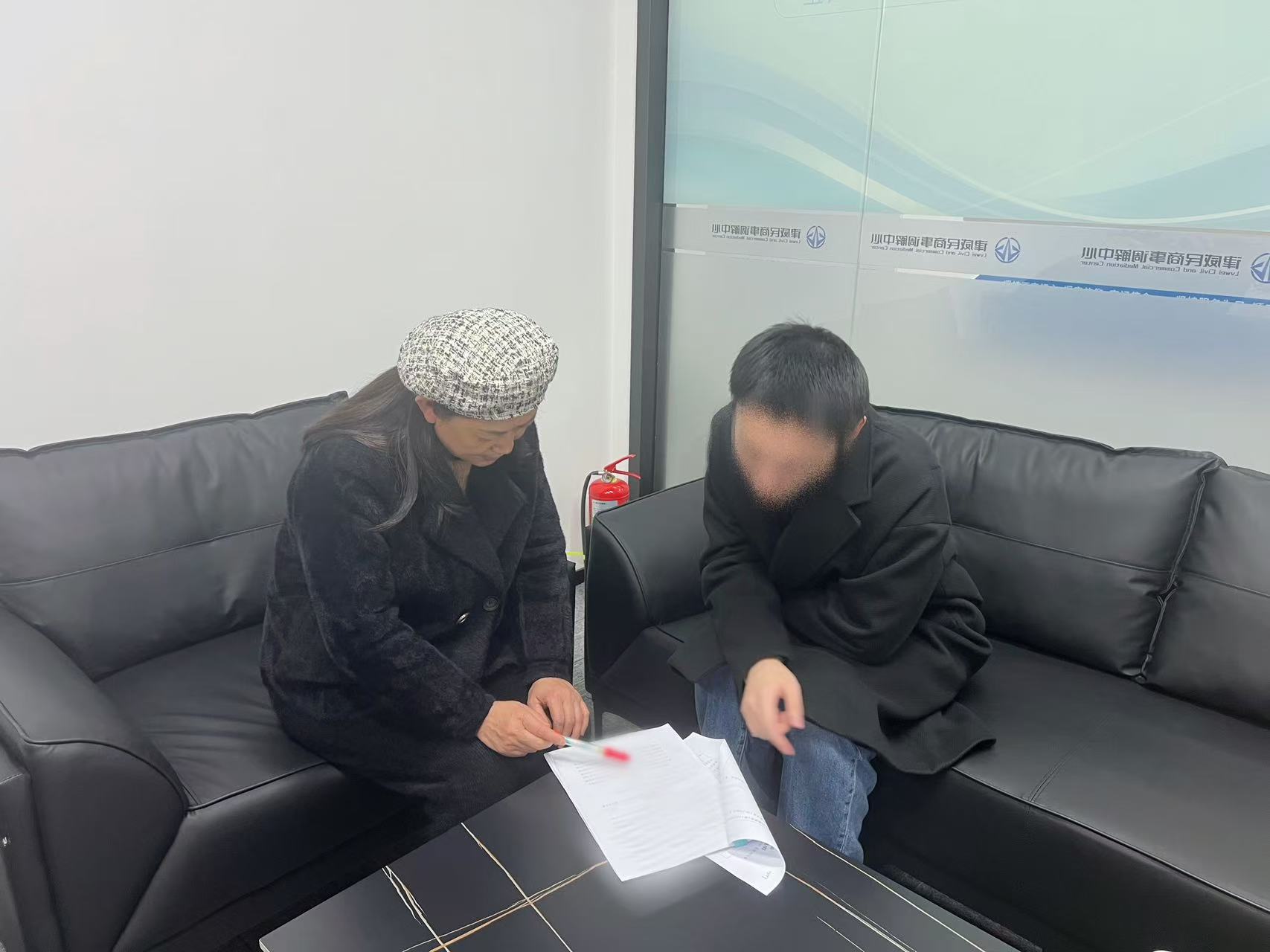 邻里同窗债，，，，，，，“背靠背”调解显温情