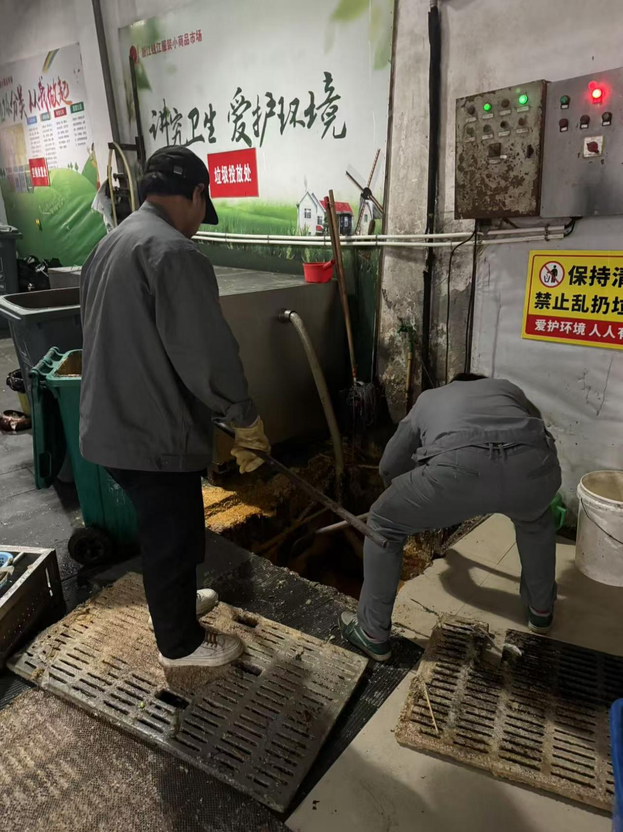 “洁”尽全力，，，，，，，，让钱江商城美食坡道重焕新生